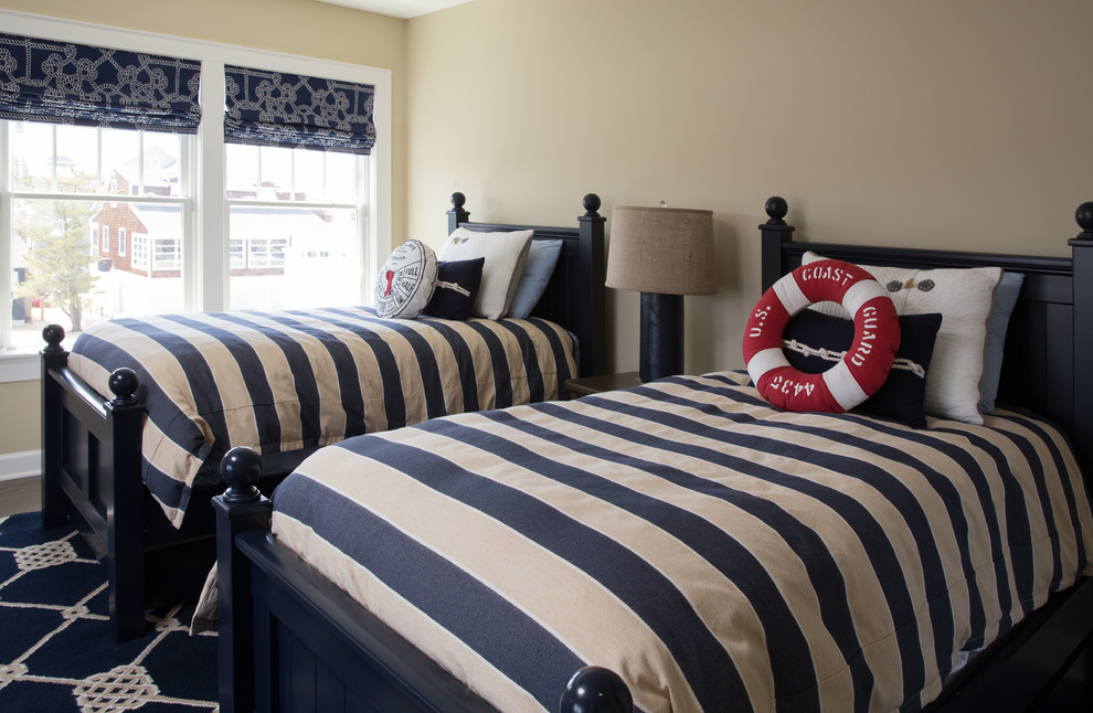 Esempio di una cameretta da letto da 4 a 10 anni stile marino di medie dimensioni con pareti beige, parquet scuro e pavimento marrone
