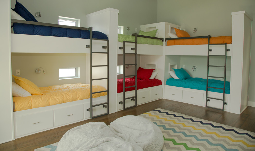 Modern inredning av ett könsneutralt barnrum kombinerat med sovrum, med grå väggar och mellanmörkt trägolv