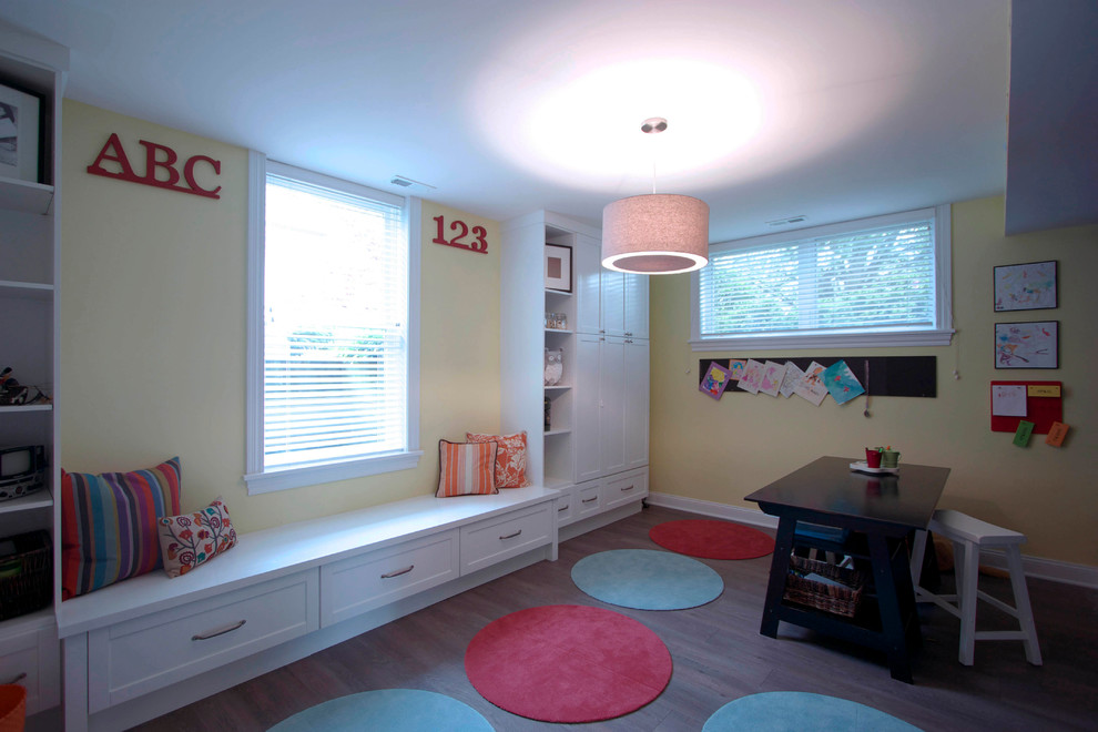 Idee per una cameretta per bambini design di medie dimensioni con pareti gialle e pavimento in legno massello medio