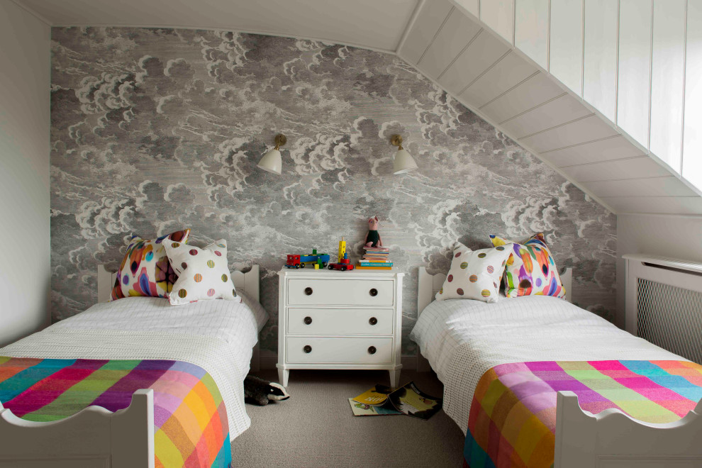 Foto på ett vintage könsneutralt barnrum kombinerat med sovrum, med grå väggar, heltäckningsmatta och grått golv