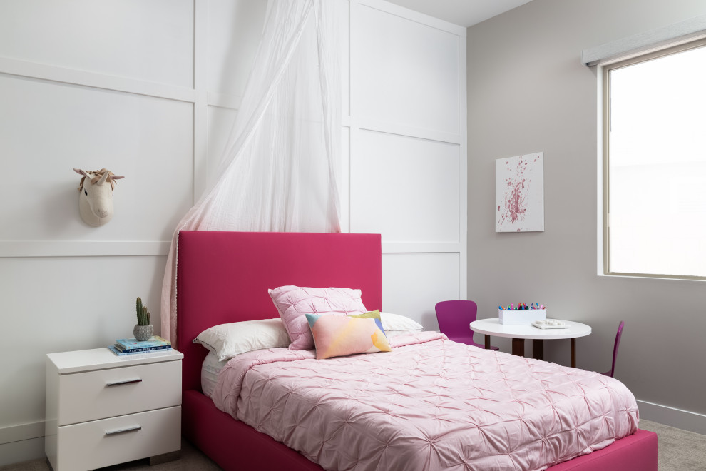 На фото: детская в современном стиле с спальным местом, серыми стенами, ковровым покрытием и серым полом для ребенка от 4 до 10 лет, девочки