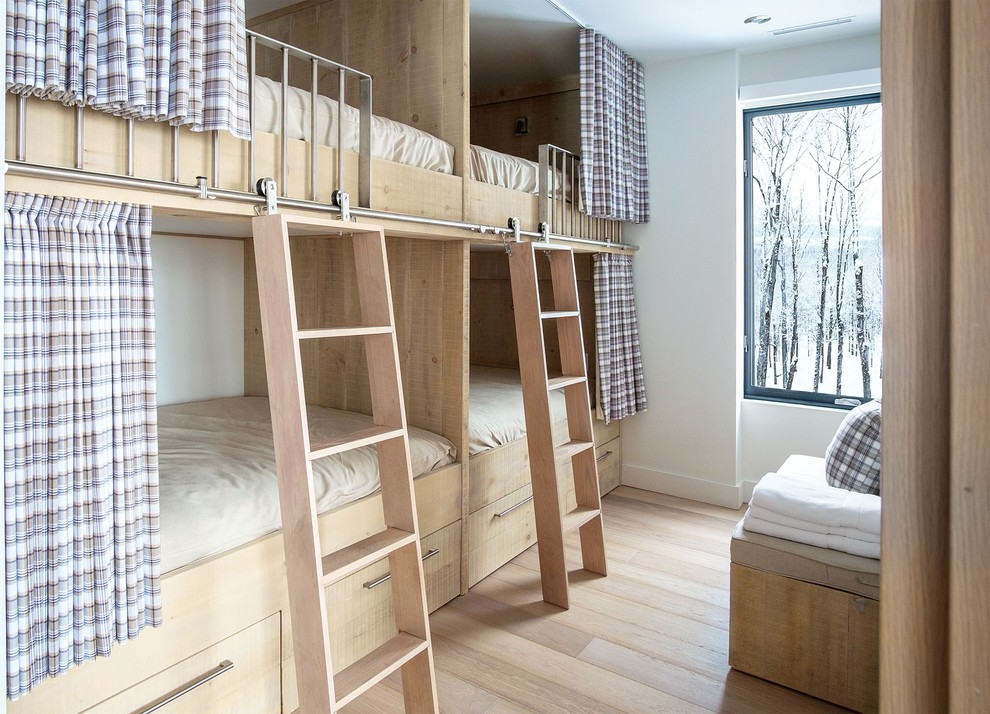 Ejemplo de dormitorio infantil de 4 a 10 años rústico con paredes blancas, suelo de madera clara y suelo beige
