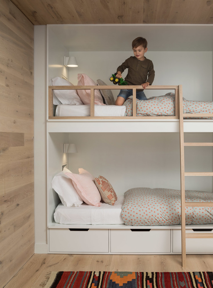 Neutrales Modernes Kinderzimmer mit Schlafplatz und braunem Holzboden in Portland Maine