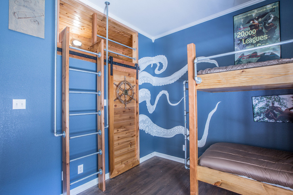 Idee per una cameretta per bambini da 4 a 10 anni tradizionale di medie dimensioni con pareti blu e parquet scuro