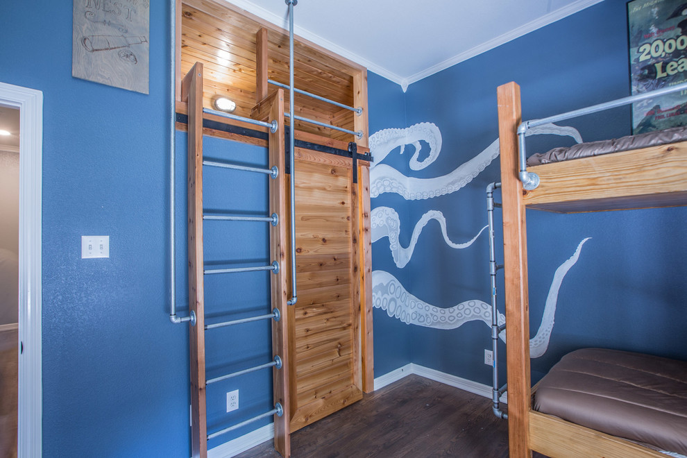 Exemple d'une chambre d'enfant de 4 à 10 ans chic de taille moyenne avec un mur bleu et parquet foncé.