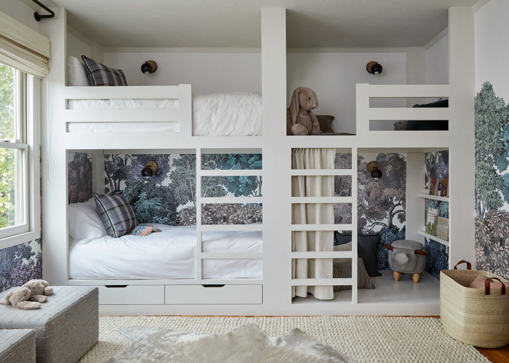 Inspiration för ett funkis könsneutralt barnrum kombinerat med sovrum och för 4-10-åringar, med vita väggar, mellanmörkt trägolv och brunt golv