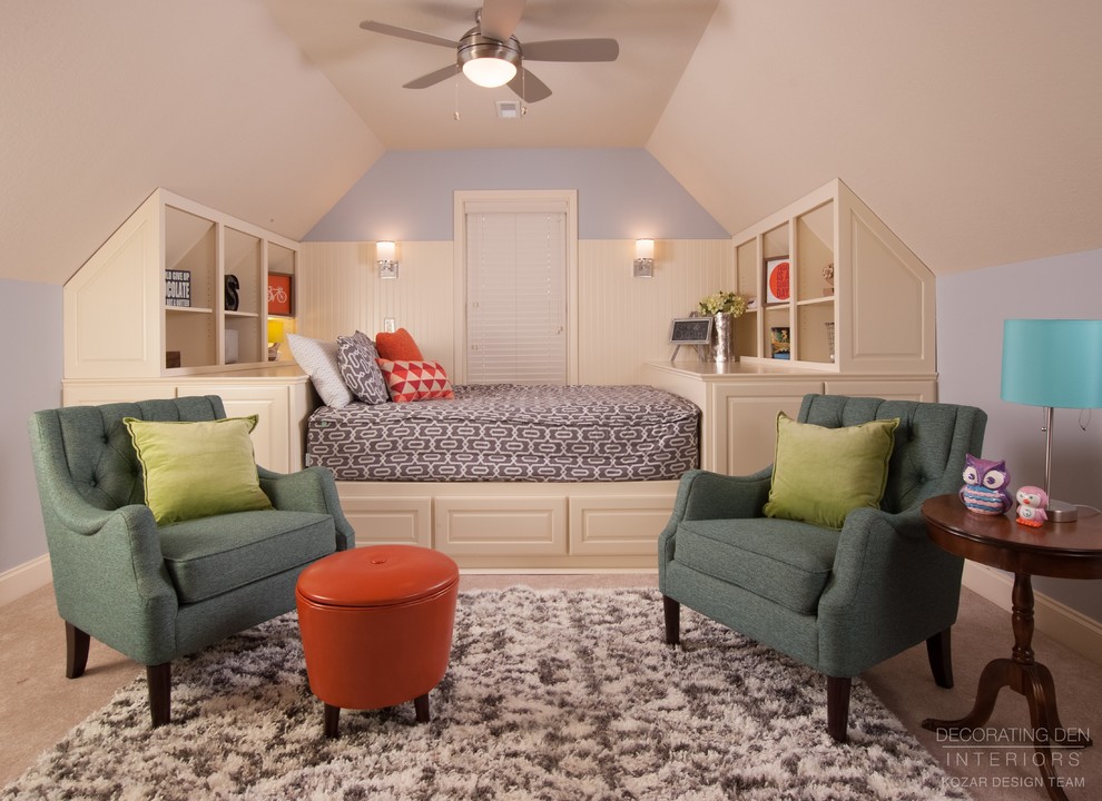 Immagine di una cameretta per bambini chic di medie dimensioni con pareti blu, moquette e pavimento beige