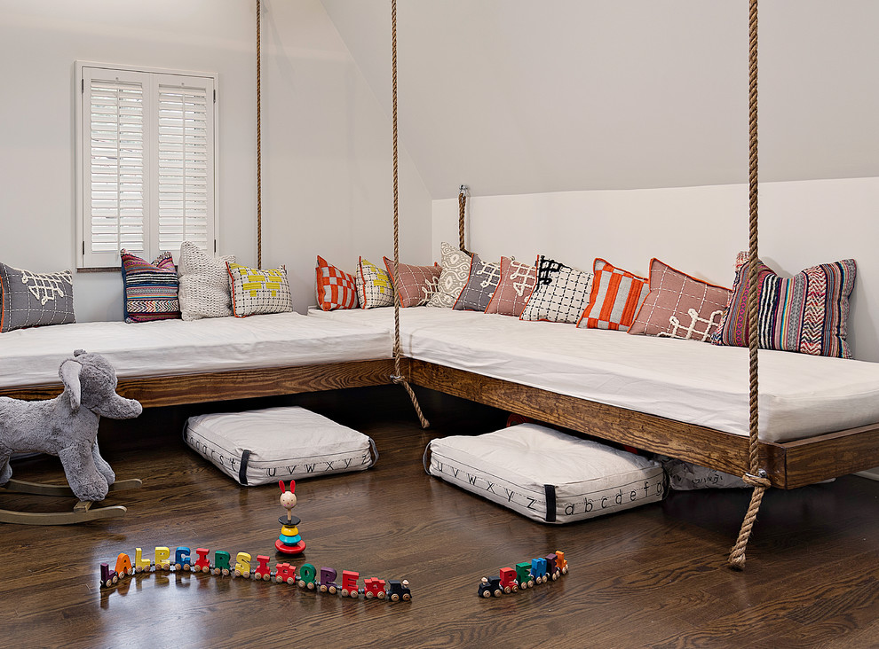Idee per una cameretta per bambini da 1 a 3 anni chic di medie dimensioni con pareti bianche e pavimento in legno massello medio