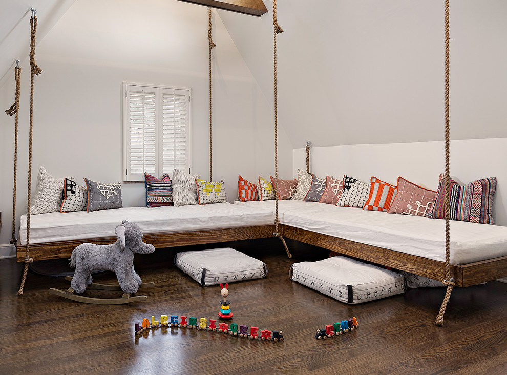 Esempio di una cameretta per bambini da 1 a 3 anni classica di medie dimensioni con pareti bianche e pavimento in legno massello medio
