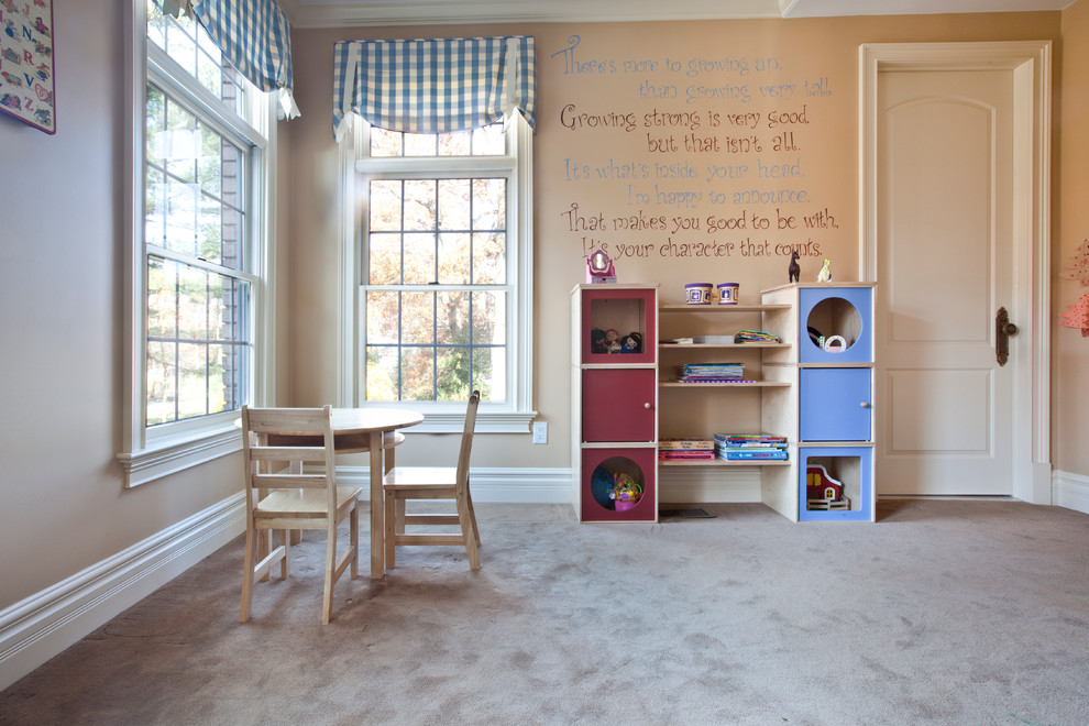 Foto de dormitorio infantil de 4 a 10 años clásico de tamaño medio con paredes beige, moqueta y suelo beige