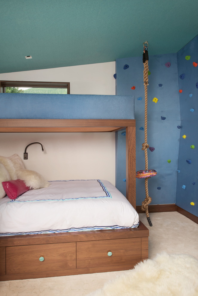 Aménagement d'une chambre d'enfant contemporaine de taille moyenne avec un mur bleu et moquette.