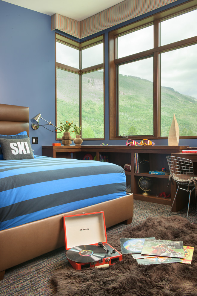 Diseño de dormitorio infantil contemporáneo de tamaño medio con paredes azules y moqueta