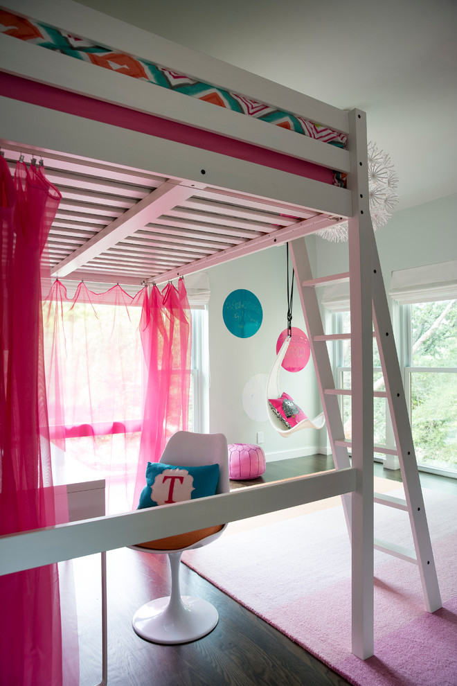 Exempel på ett litet modernt flickrum kombinerat med sovrum och för 4-10-åringar, med grå väggar och mörkt trägolv