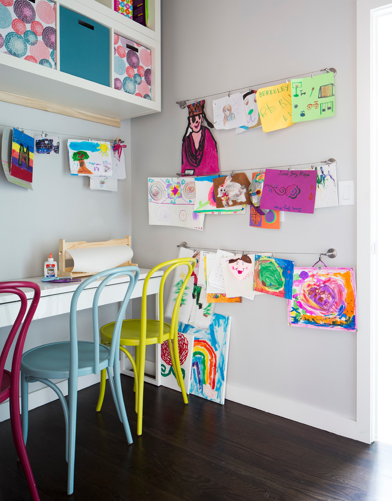 Inspiration för ett mellanstort funkis könsneutralt barnrum för 4-10-åringar och kombinerat med skrivbord, med mörkt trägolv och grå väggar