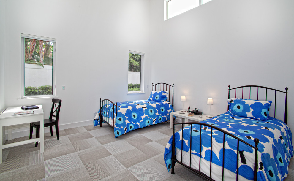 Immagine di una cameretta per bambini da 4 a 10 anni design di medie dimensioni con pareti bianche