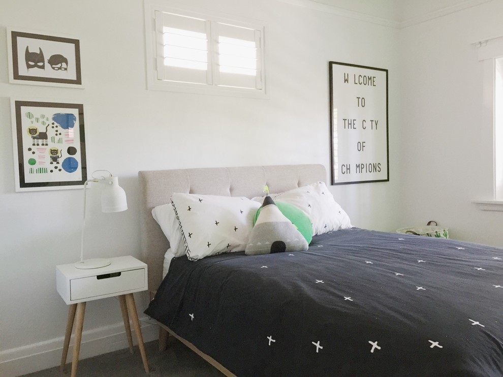 Idéer för att renovera ett mellanstort skandinaviskt pojkrum kombinerat med sovrum och för 4-10-åringar, med vita väggar och heltäckningsmatta