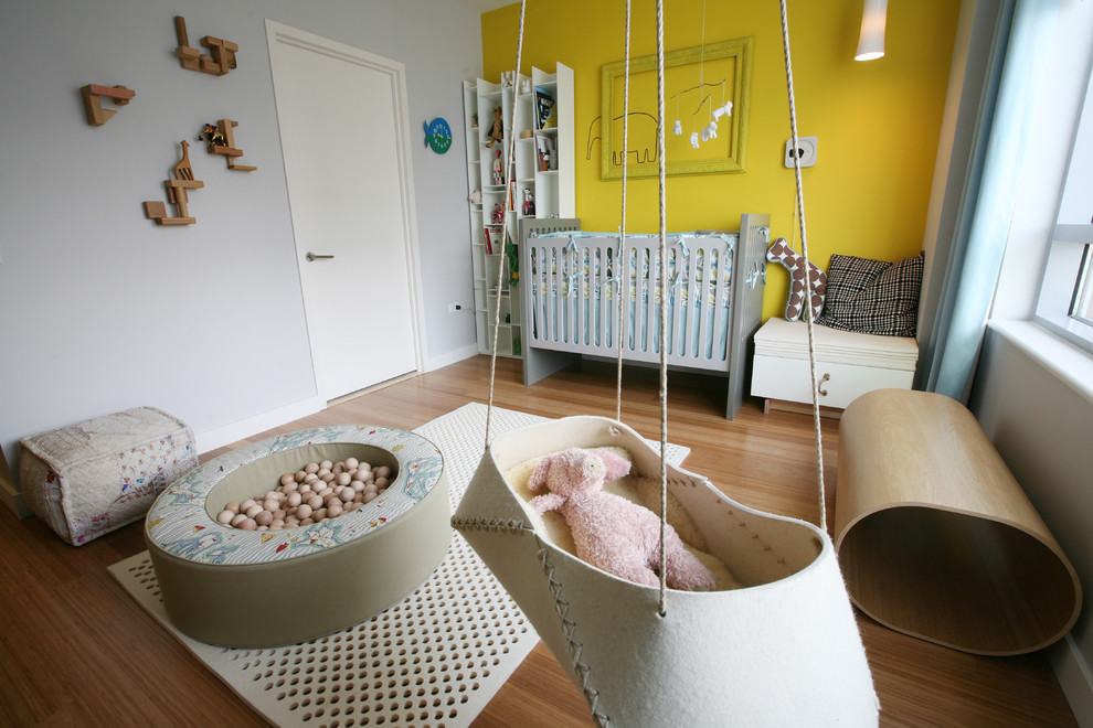 Aménagement d'une chambre d'enfant de 1 à 3 ans contemporaine avec un mur beige.