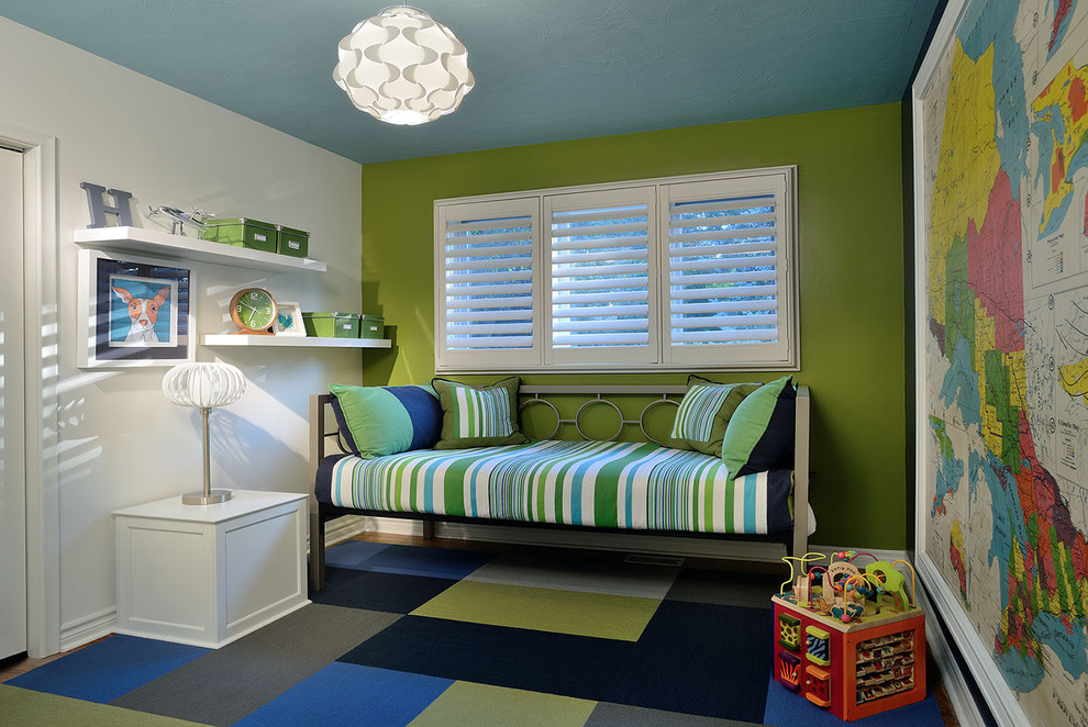 Idéer för ett mellanstort eklektiskt pojkrum kombinerat med sovrum och för 4-10-åringar, med flerfärgade väggar, heltäckningsmatta och flerfärgat golv