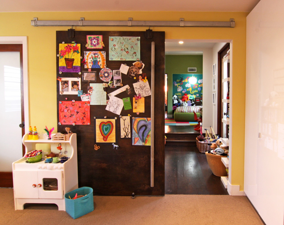 Cette photo montre une chambre d'enfant tendance avec un mur jaune.