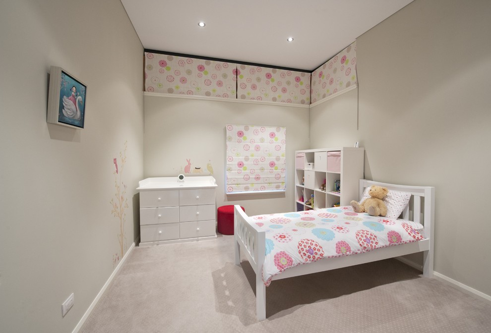 Mittelgroßes Modernes Mädchenzimmer mit Schlafplatz, beiger Wandfarbe, Teppichboden und grauem Boden in Perth