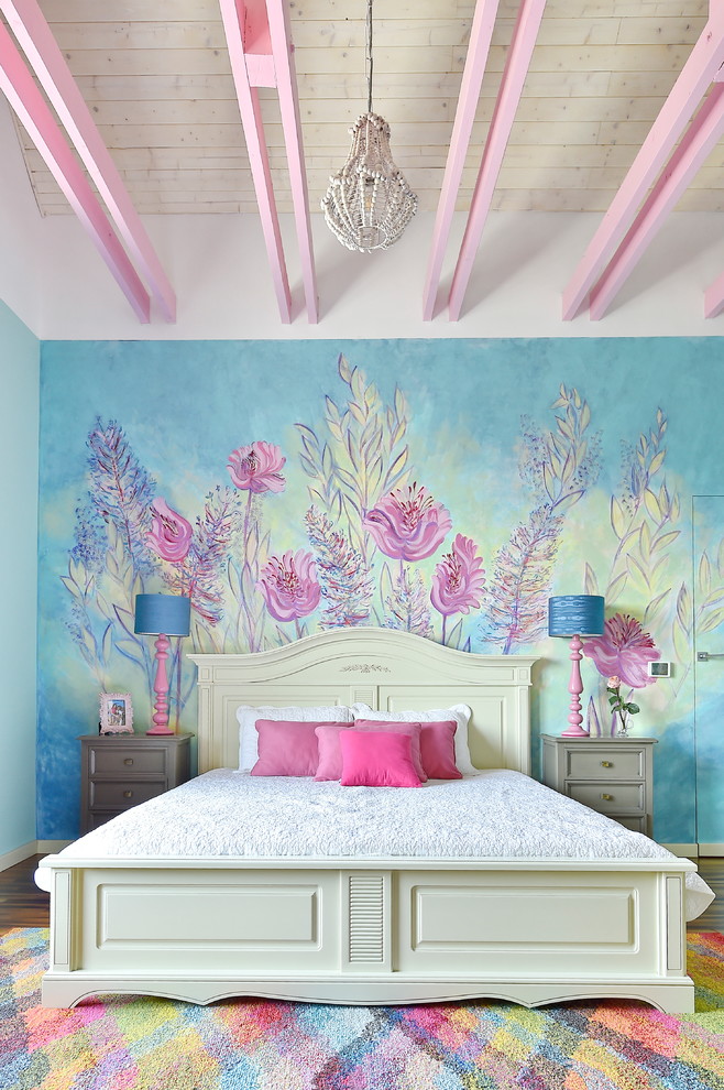 Klassisches Mädchenzimmer mit Schlafplatz, blauer Wandfarbe, dunklem Holzboden und braunem Boden in Sonstige