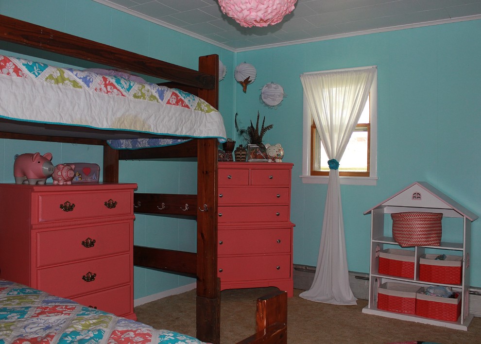 Immagine di una cameretta per bambini da 4 a 10 anni eclettica di medie dimensioni con pareti blu e moquette