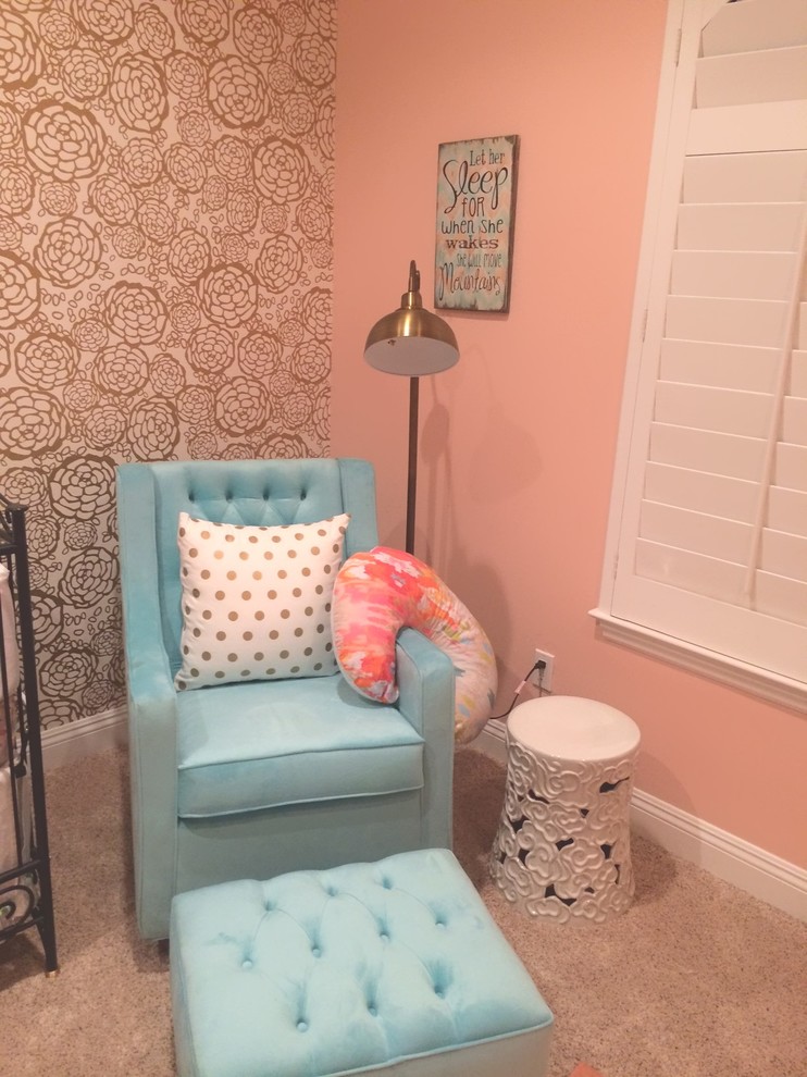 На фото: детская среднего размера в классическом стиле с спальным местом, розовыми стенами и ковровым покрытием для ребенка от 1 до 3 лет, девочки с