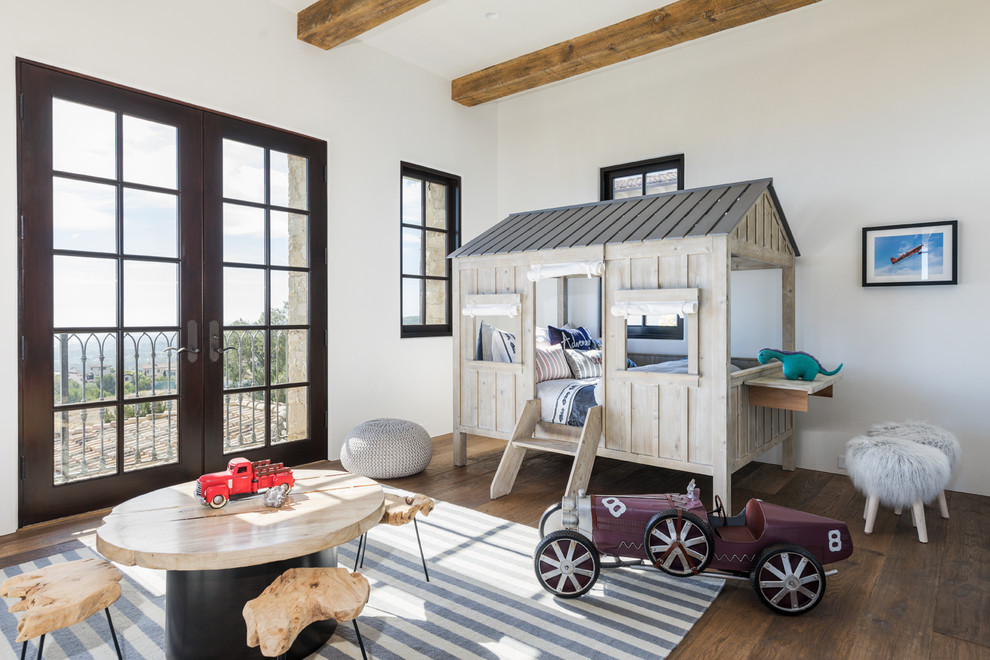 Mediterranes Kinderzimmer mit weißer Wandfarbe, dunklem Holzboden und braunem Boden in Orange County