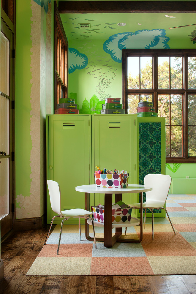 Immagine di una cameretta per bambini boho chic con pareti verdi e pavimento in legno massello medio