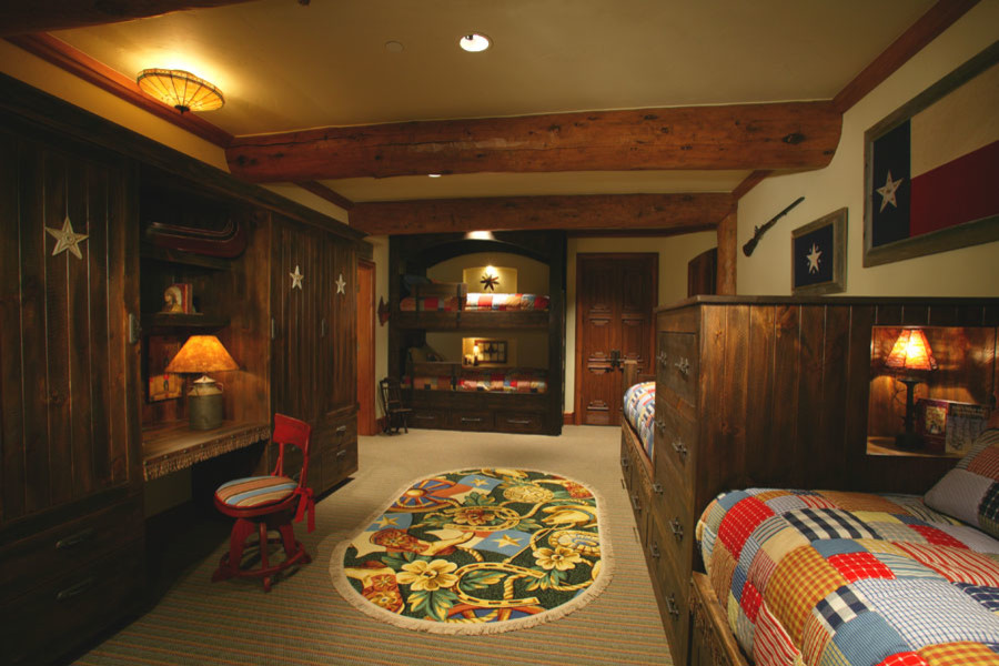 Immagine di una grande cameretta per bambini da 4 a 10 anni rustica con pareti beige, moquette e pavimento multicolore