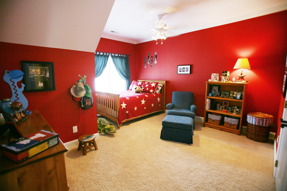 Bild på ett mellanstort vintage pojkrum kombinerat med sovrum och för 4-10-åringar, med röda väggar och heltäckningsmatta