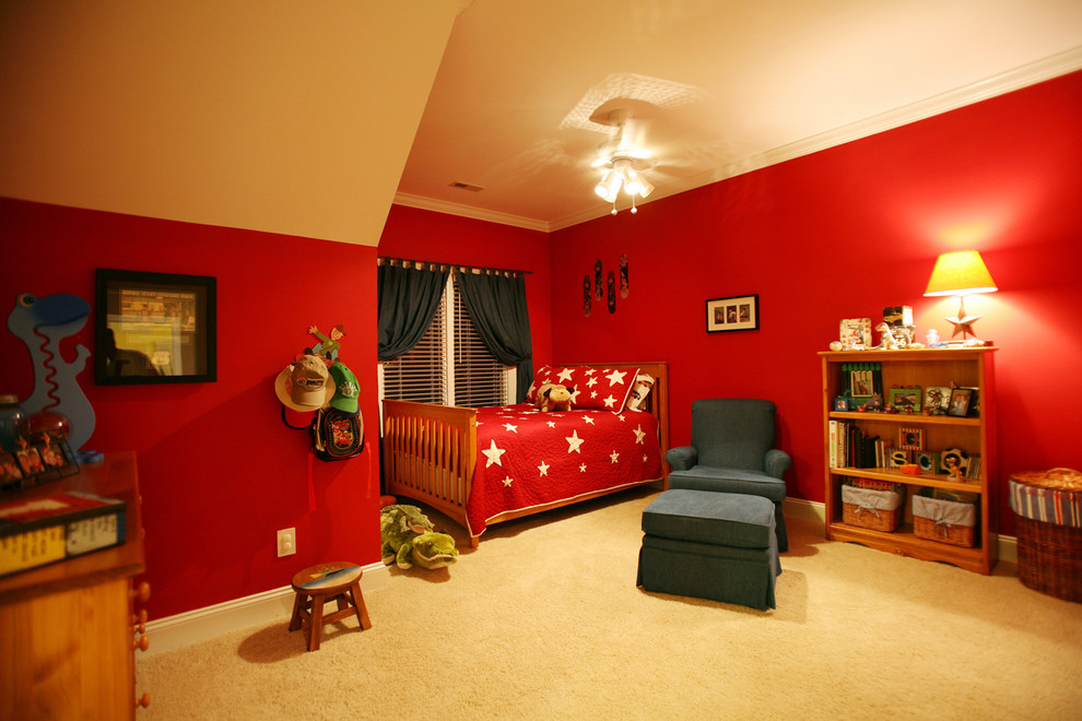 Идея дизайна: огромная детская в стиле неоклассика (современная классика) с спальным местом, красными стенами и ковровым покрытием для ребенка от 4 до 10 лет, мальчика