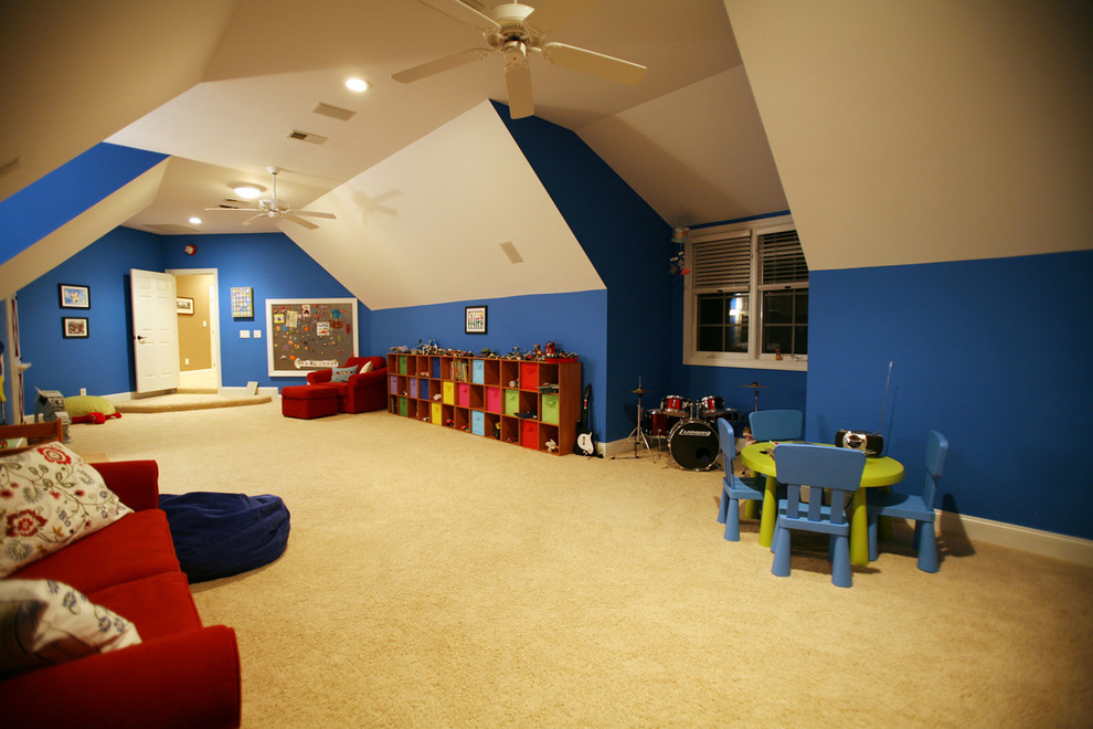 Cette image montre une très grande chambre d'enfant de 4 à 10 ans traditionnelle avec un mur bleu et moquette.