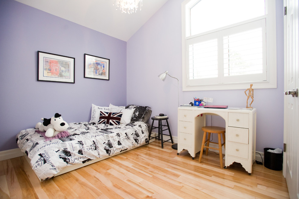Foto de dormitorio infantil tradicional de tamaño medio con paredes púrpuras y suelo de madera clara