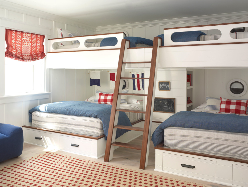 Réalisation d'une grande chambre d'enfant marine avec un mur blanc, parquet clair et un lit superposé.