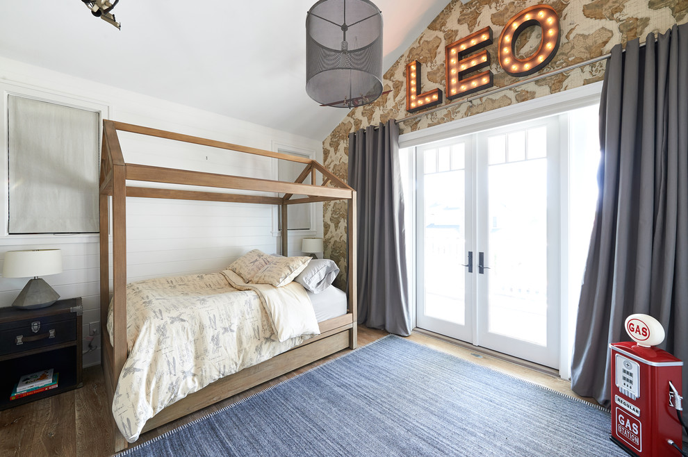 Bild på ett stort vintage barnrum kombinerat med sovrum, med flerfärgade väggar och ljust trägolv