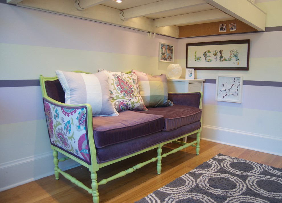 Inspiration för ett litet vintage barnrum kombinerat med sovrum, med lila väggar och mellanmörkt trägolv