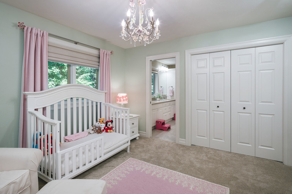 Foto på ett mellanstort vintage flickrum kombinerat med sovrum och för 4-10-åringar, med rosa väggar, heltäckningsmatta och beiget golv