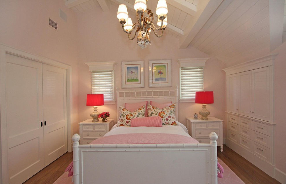 Diseño de dormitorio infantil de 4 a 10 años tradicional de tamaño medio con paredes rosas, suelo de madera oscura y suelo marrón