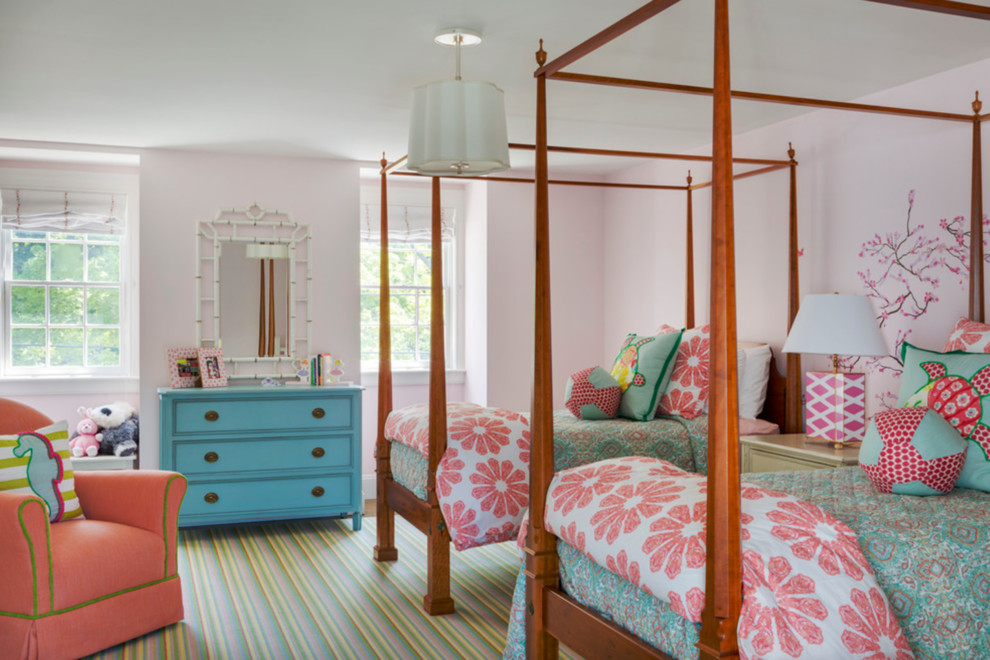 Стильный дизайн: большая детская в классическом стиле с спальным местом, розовыми стенами, ковровым покрытием и разноцветным полом для ребенка от 4 до 10 лет, девочки - последний тренд