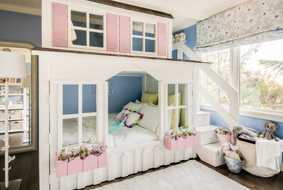 Diseño de dormitorio infantil de 4 a 10 años clásico renovado de tamaño medio con paredes azules, suelo de madera en tonos medios y suelo marrón