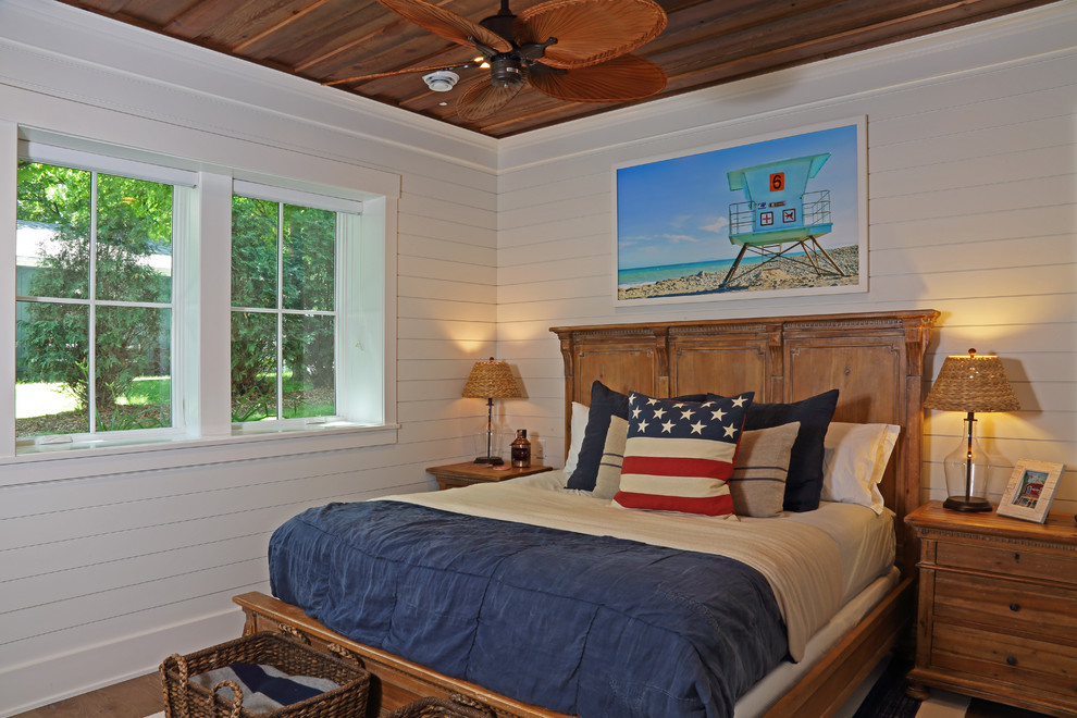 Foto de dormitorio infantil marinero de tamaño medio con paredes blancas, suelo de madera en tonos medios y suelo marrón