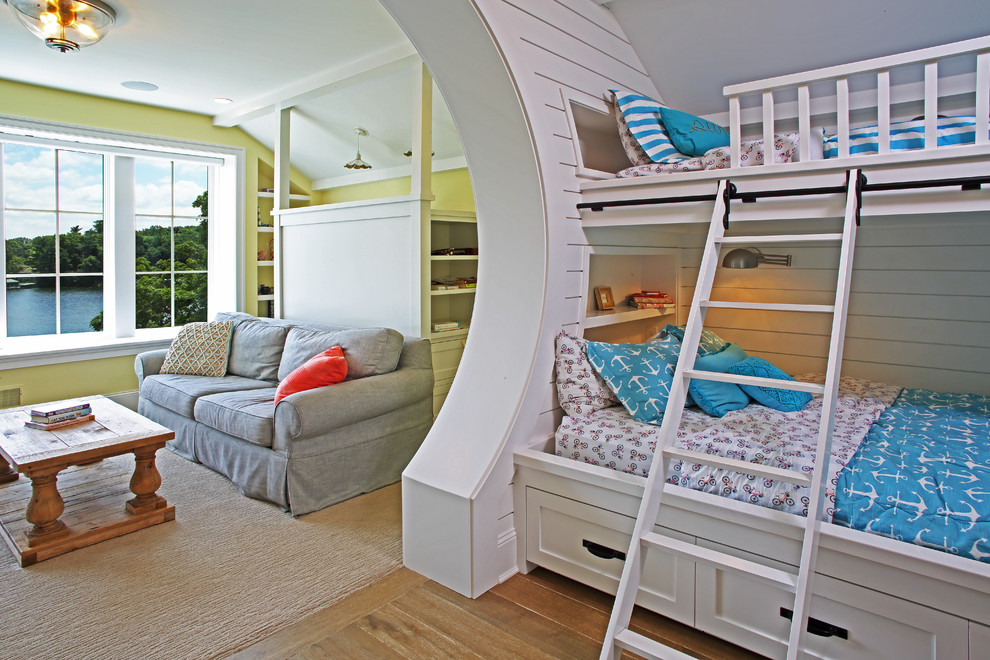 Modelo de dormitorio infantil contemporáneo de tamaño medio con paredes amarillas y suelo de madera clara
