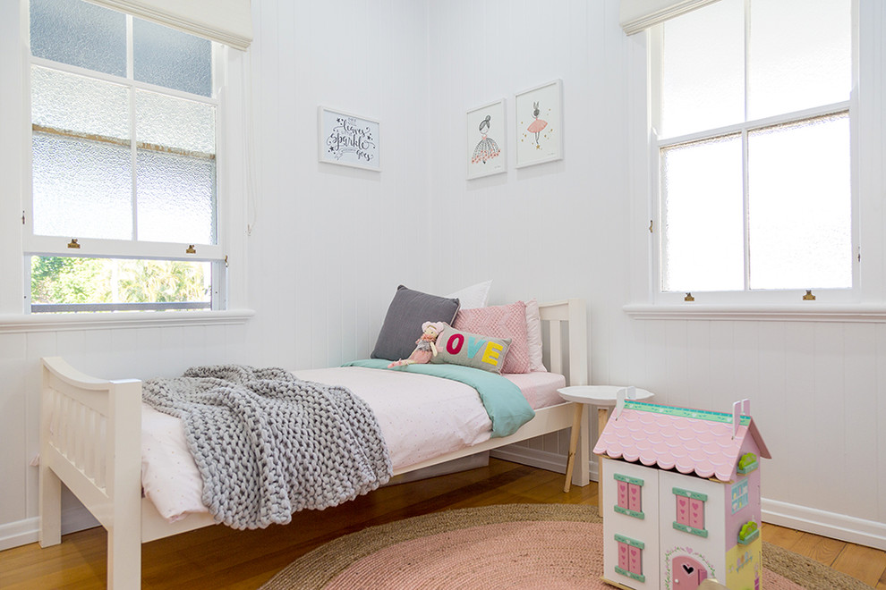 Diseño de dormitorio infantil de 4 a 10 años contemporáneo con paredes blancas, suelo de madera en tonos medios y suelo beige