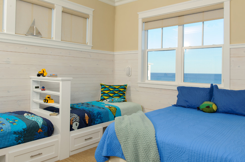 Пример оригинального дизайна: детская в морском стиле с спальным местом и желтыми стенами для мальчика, двоих детей