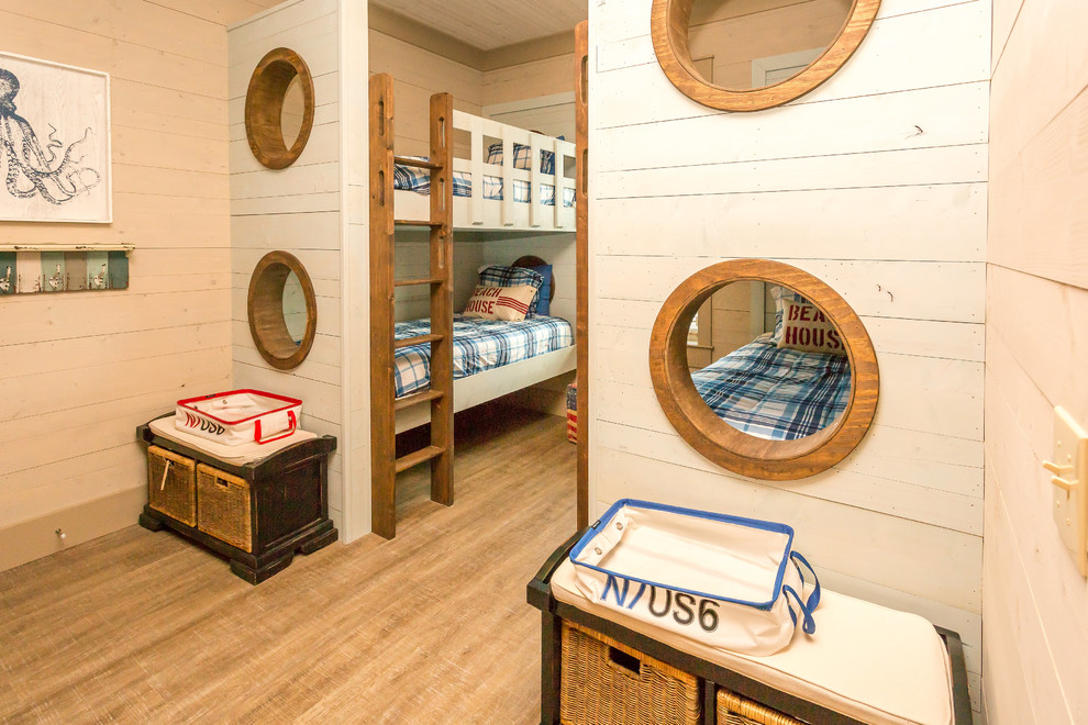 Ejemplo de dormitorio infantil marinero con paredes beige y suelo vinílico