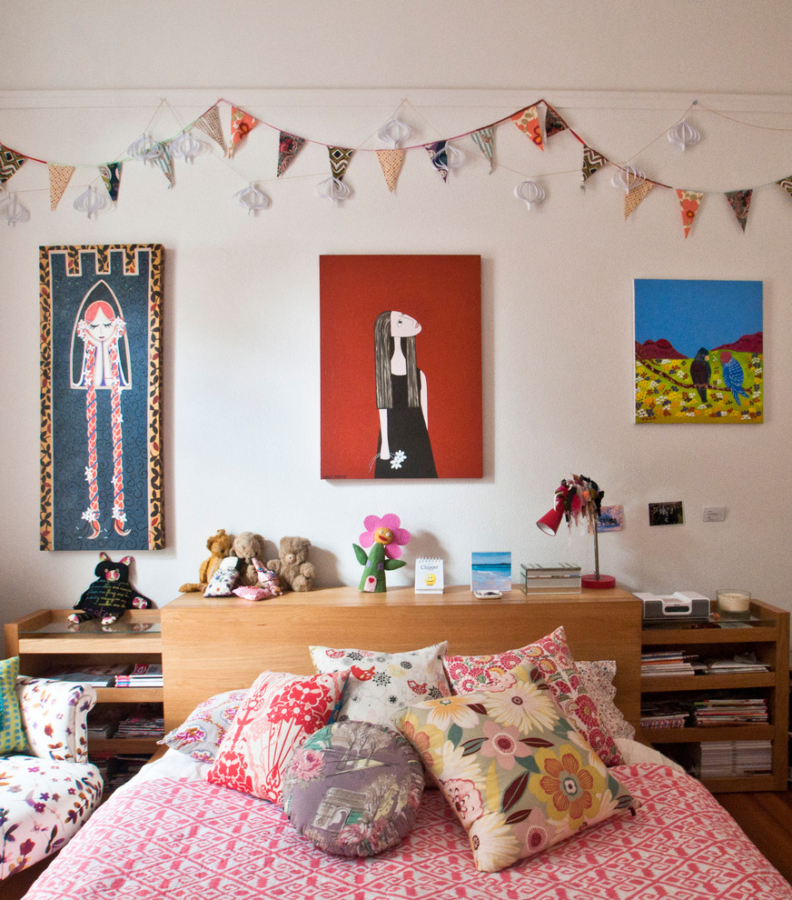 На фото: детская среднего размера в стиле фьюжн с белыми стенами и спальным местом для девочки с