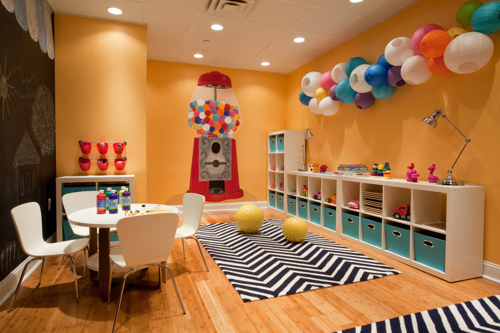 Idéer för att renovera ett stort funkis könsneutralt barnrum kombinerat med lekrum och för 4-10-åringar, med gula väggar, ljust trägolv och brunt golv