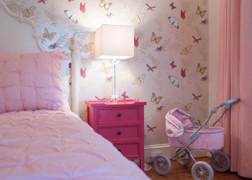 Réalisation d'une chambre d'enfant de 4 à 10 ans tradition de taille moyenne avec un mur rose, un sol en bois brun et un sol marron.