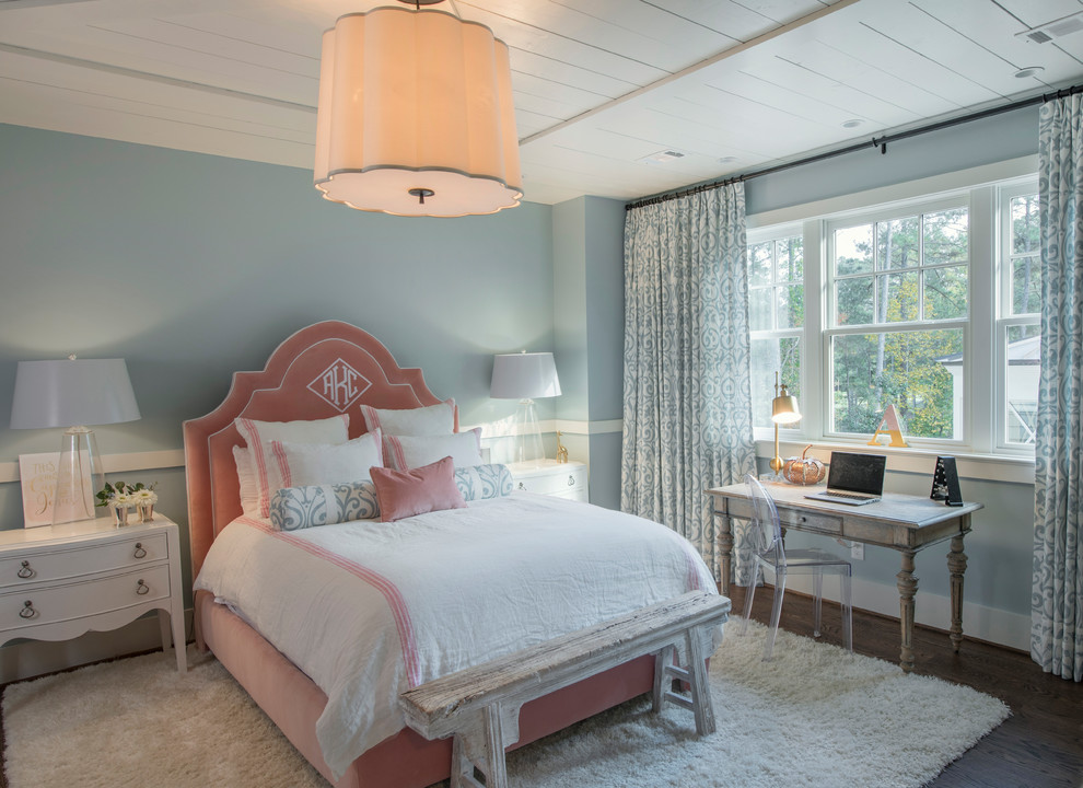 Ejemplo de dormitorio infantil clásico renovado grande con paredes azules, suelo de madera oscura y suelo marrón